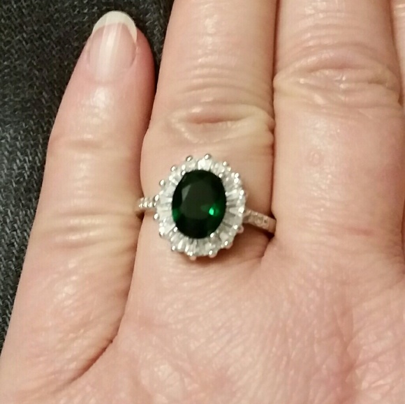 .925 Silver Oval Green Quartz & White Topaz Ring - Picture 7 of 7